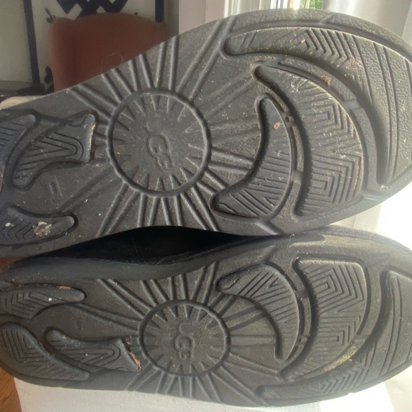 UGG Sutter kids in size 5 youth US - Picture 3 of 4